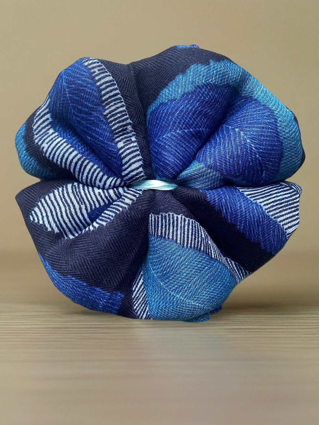 SCIARPA CON FOGLIE BLU - SPILLA A CALAMITA