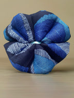 SCIARPA CON FOGLIE BLU - SPILLA A CALAMITA