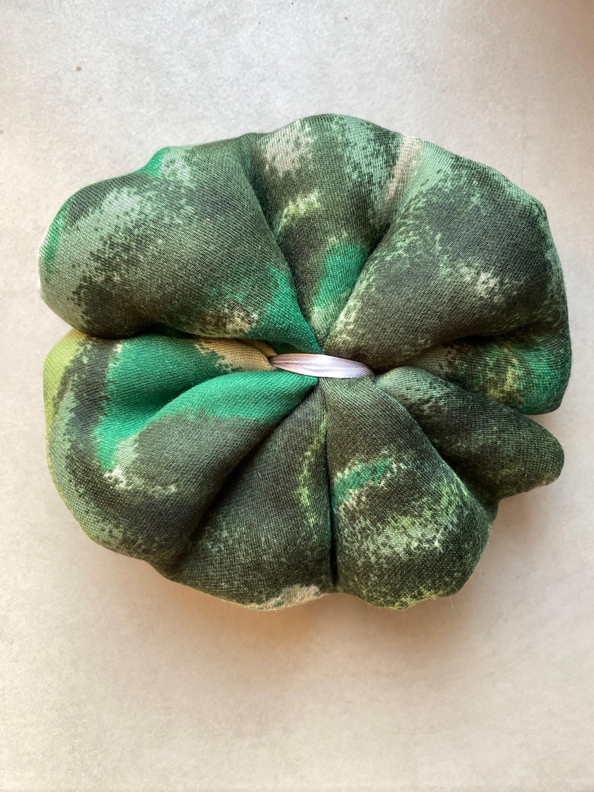 SCIARPA VERDE - SPILLA A CALAMITA