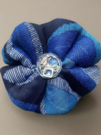 SCIARPA CON FOGLIE BLU - SPILLA A CALAMITA